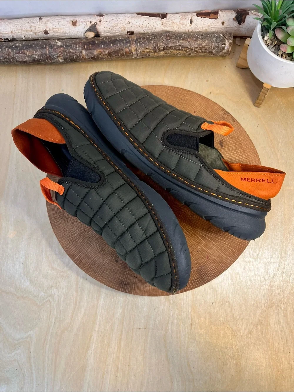 Merrell Men's Hut Moc slippers in quilted Olive Nylon Size 10